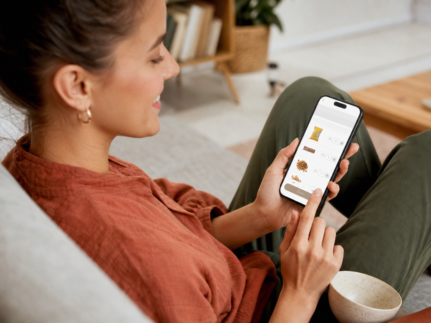 Vásárló mobiltelefonon ad le online rendelést